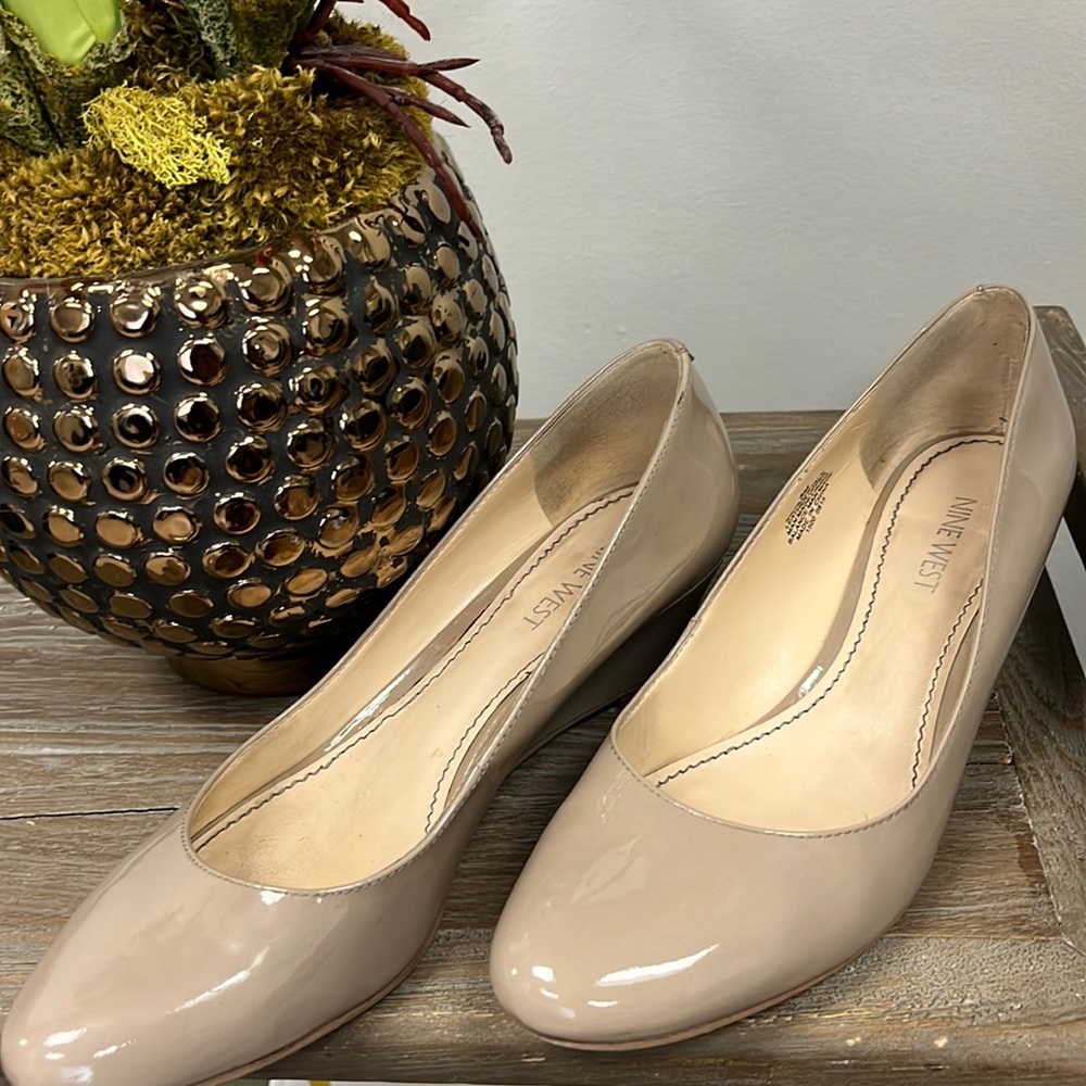 Nine West tan patent wedge shoes 8